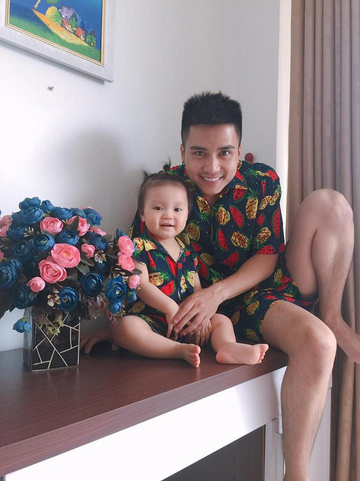 Bé Pi và bố thường xuyên xuất hiện trong những khoảnh khắc nhí nhảnh, hài hước. Trang cá nhân của Mạnh Quân tràn ngập hình ảnh về công chúa nhỏ.