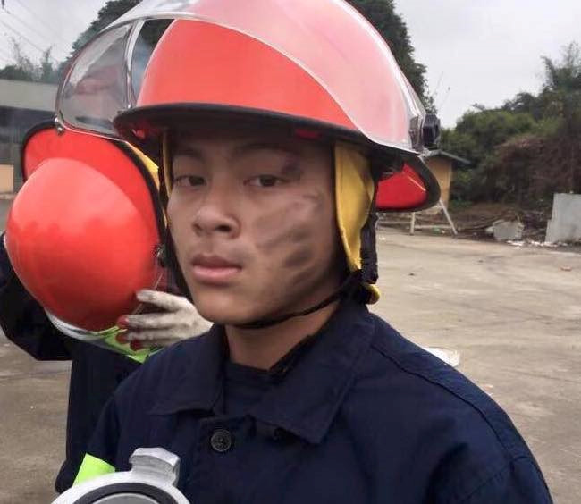 Nam sinh trường Phòng cháy chữa cháy giúp đỡ bà cụ. Ảnh: FBNV.