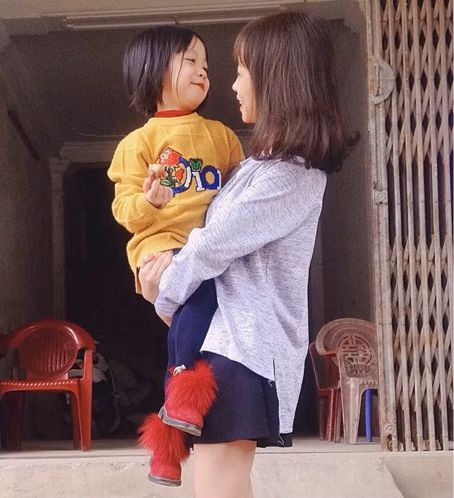 Cô bé được dân mạng phong "thánh bán hàng online" cùng chị gái. Ảnh: NVCC.