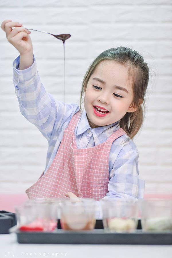 Chia sẻ với chúng tôi, chị Phạm Trang - mẹ của Nhã Uyên cho biết, trình diễn thời trang là sở thích của cô bé ngay từ khi còn nhỏ. Và điều đó thể hiện trong phong thái trình diễn chuyên nghiệp của Nhã Uyên trên sân khấu, còn khi đứng trước ống kính máy ảnh, bé Rồng lại có biểu cảm cực xuất sắc trong mỗi shoot hình.