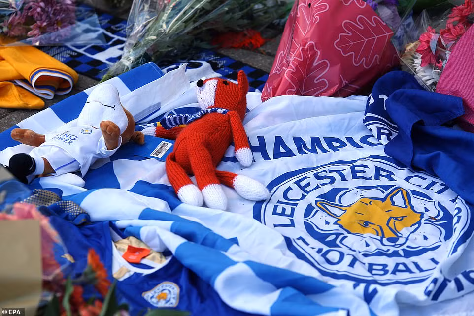 The gioi bong da dau buon truoc su ra di cua Chu tich Leicester-Hinh-2