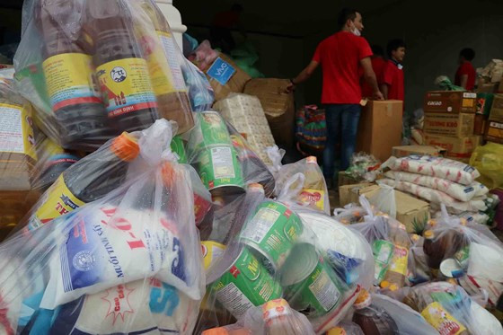 Nhu yếu phẩm được tập kết trước khi đưa tới vùng ngập lụt. Ảnh: ĐOÀN KIÊN
