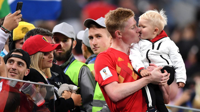 De Bruyne (Bỉ) ôm hôn vợ và con trai sau trận bán kết gặp Pháp hôm 10-7. Bé Mason Milian De Bruyne có mái tóc vàng và khuôn mặt bầu bĩnh dễ thương. Những người yêu mến đội tuyển Bỉ đã thấy bình yên và xúc động khi chứng kiến giây phút De Bruyne ôm hôn con trai đầy tình cảm sau thất bại tại bán kết trước đội tuyển Pháp. - Ảnh: Reuters