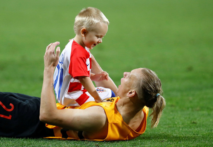 Vida chơi với con trai sau trận tứ kết gặp Nga ngày 7-7 - Ảnh: Reuters