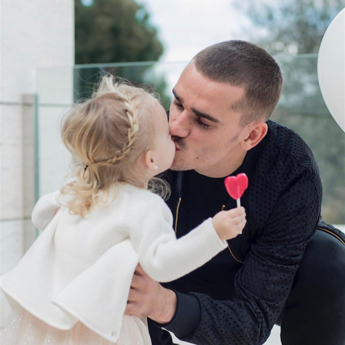 Ivy Jane Kane một tuổi rưỡi, có mái tóc vàng óng ả và dáng đi lũn cũn. Là một người cha cầu thủ rất yêu con gái, có thể Harry sẽ giúp Ivy bé bỏng trải qua cảm giác tuyệt vời của con gái Vua pha lưới một kỳ World Cup trong trận tranh hạng ba với Bỉ lúc 21h ngày 14-7