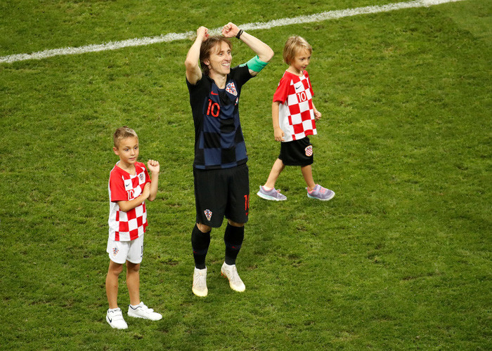 Luka Modric có 3 thiên thần nhỏ, trong đó, cô bé Ema sinh ngày 25-4-2018 có gương mặt giống bố y hệt.