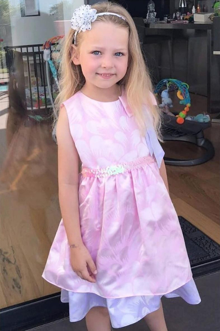 Griezmann thường xuyên chia sẻ hình ảnh của con gái sinh năm 2016 lên trang cá nhân, nhưng chưa khi nào Mia diện áo đấu của tuyển Pháp. Có lẽ khán giả sẽ được gặp Mia Griezmann dễ thương trong màu áo xanh lam vào chủ nhật này?