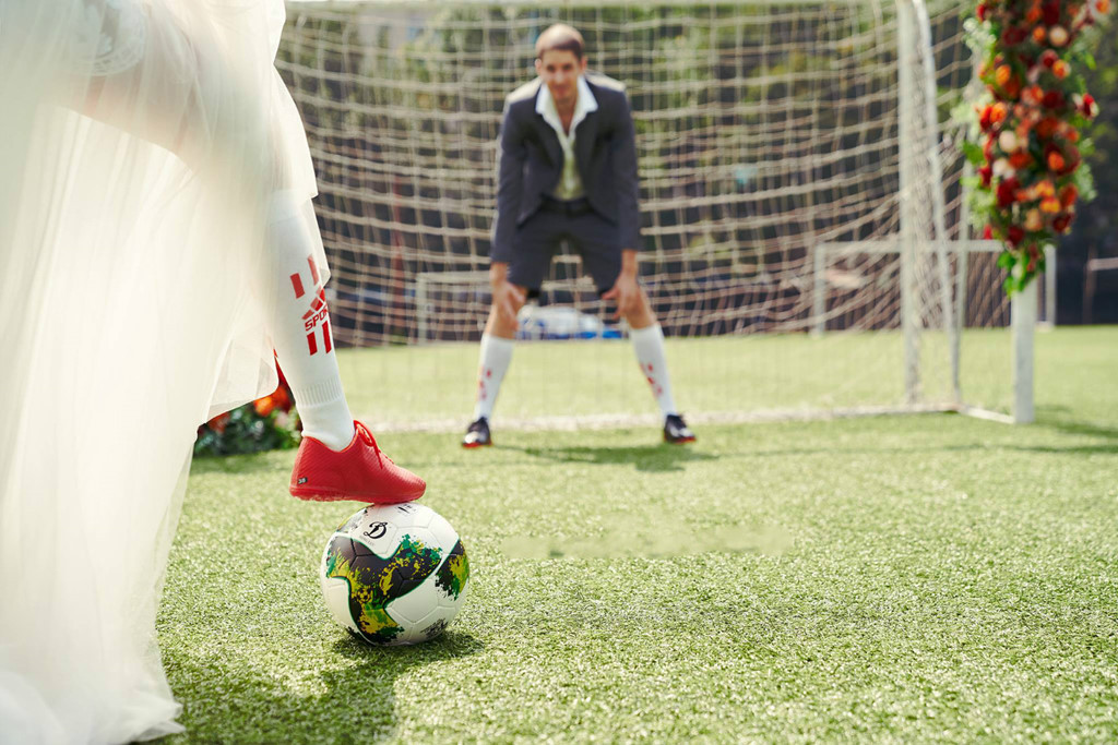 Cô dâu Quỳnh Hoa cho Zing.vn biết chồng tương lai của cô tham gia câu lạc bộ bóng đá từ nhỏ. Đến khi sang Việt Nam, anh vẫn tiếp tục chơi bóng cùng vài người bạn Pháp. Đang mùa World Cup nên cả hai muốn có những bức ảnh đẹp để hoà vào không khí sôi động của thế giới.