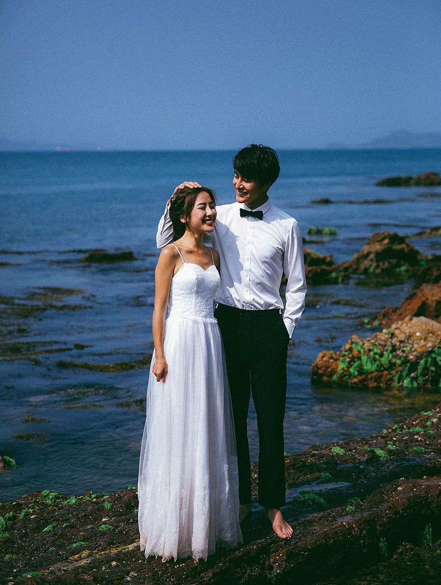 Khi là vườn rau cuối nhà, lúc là trên bãi đá ven biển, khi lại về một đồi cỏ thênh thang... những khoảnh khắc tình yêu như nở rộ.