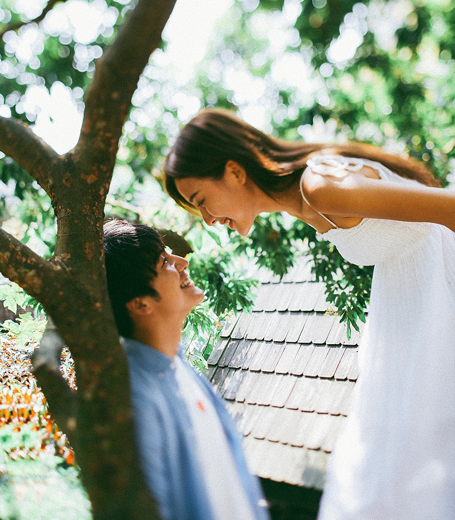 Cách họ nhìn nhau, cười với nhau, chắc chắn ai cũng hiểu họ đang rất hạnh phúc bên nhau.