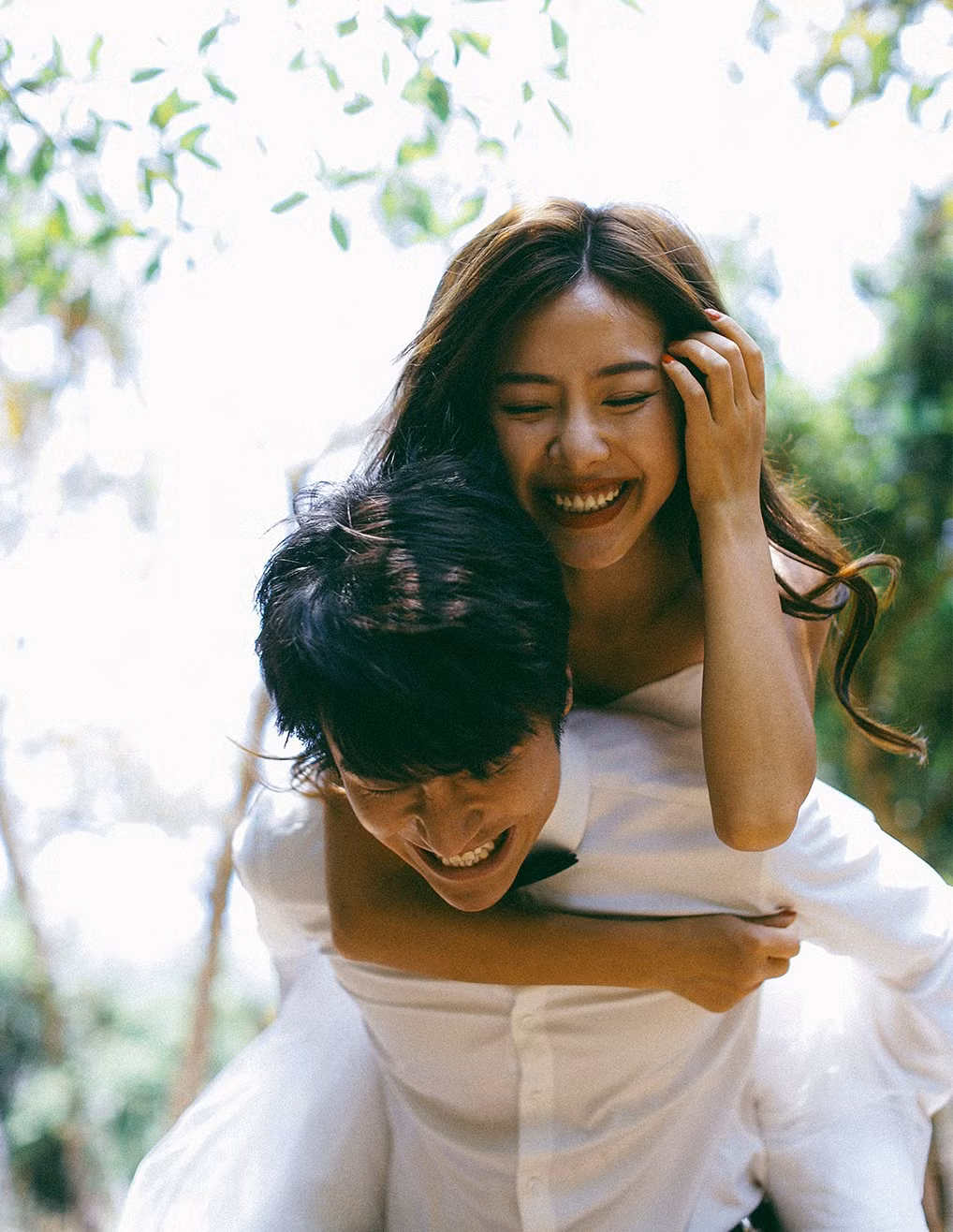 Nhưng điều đáng ngưỡng mộ nhất là tình yêu của họ được toát ra qua những bức ảnh cưới.