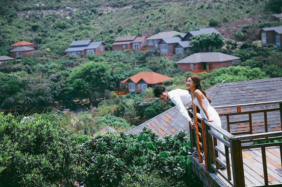 Chẳng cần cầu kỳ, concept phức tạp. Họ chỉ cần đứng bên nhau, cười "thả ga" khiến cho bộ ảnh cưới cực tình.