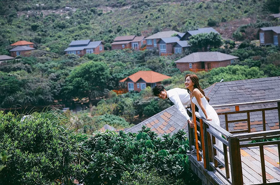 Chẳng cần cầu kỳ, concept phức tạp. Họ chỉ cần đứng bên nhau, cười "thả ga" khiến cho bộ ảnh cưới cực tình.