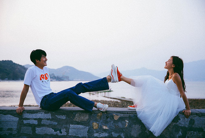 Có lẽ chính vì lý do này mà giữa một rừng các album ảnh cưới đẹp thì những ngày gần đây, cư dân mạng lại cứ truyền tay nhau bộ ảnh dễ thương của cặp đôi 100 tấm ảnh thì cười toe toét hết 99 tấm này.