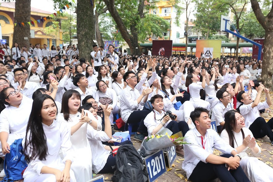 Chắc hẳn hôm nay là một ngày đáng nhớ của các bạn lớp 12 cuối cấp của trường THPT Phan Đình Phùng. Tạm biệt nhé, thanh xuân. Tạm biệt những người bạn của tôi, hẹn gặp ở tương lai khi tất cả đã thành công.