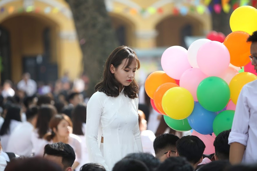 Ngày bế giảng, biết bao cung bậc cảm xúc trong tà áo dài trắng tinh khôi của những cô cậu học trò làm ngập tràn kỷ niệm trên sân trường thân quen.