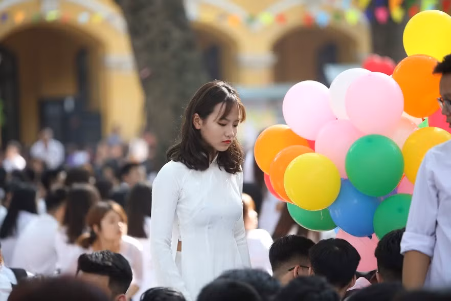 Ngày bế giảng, biết bao cung bậc cảm xúc trong tà áo dài trắng tinh khôi của những cô cậu học trò làm ngập tràn kỷ niệm trên sân trường thân quen.