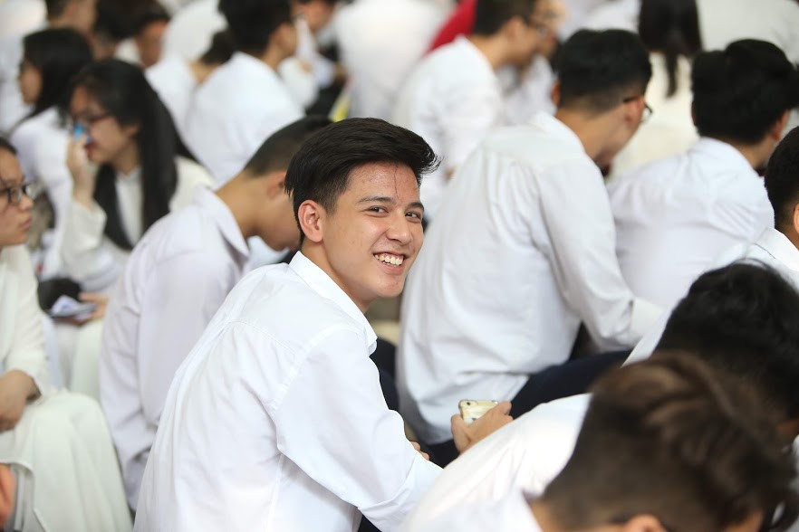 Nụ cười rạng rỡ của Hồng Đăng - hotboy cầm cờ từng gây sốt mạng xã hội mùa tựu trường vừa qua.