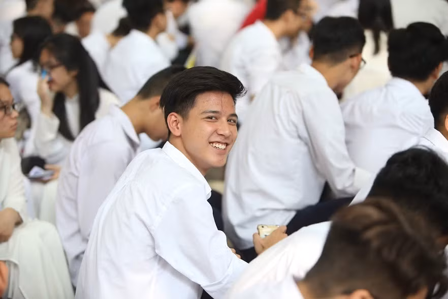 Nụ cười rạng rỡ của Hồng Đăng - hotboy cầm cờ từng gây sốt mạng xã hội mùa tựu trường vừa qua.