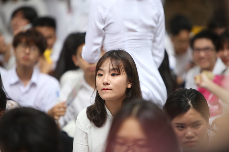 Các em hiểu rằng đây là lễ bế giảng cuối cùng kết thúc quãng thời gian 3 năm gắn bó dưới mái trường. Và sau hôm nay, sẽ khó có thể gặp gỡ, trêu đùa nhau mỗi ngày khi mỗi người sẽ có cho mình một lối rẽ mới.Tạm biệt thầy cô, bạn bè, bảng đen, ghế đá...