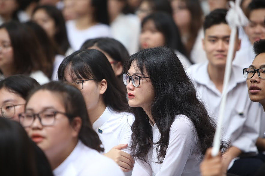 Cùng bên nhau, chia sẻ những khoảnh khắc cuối cùng của thời học sinh.