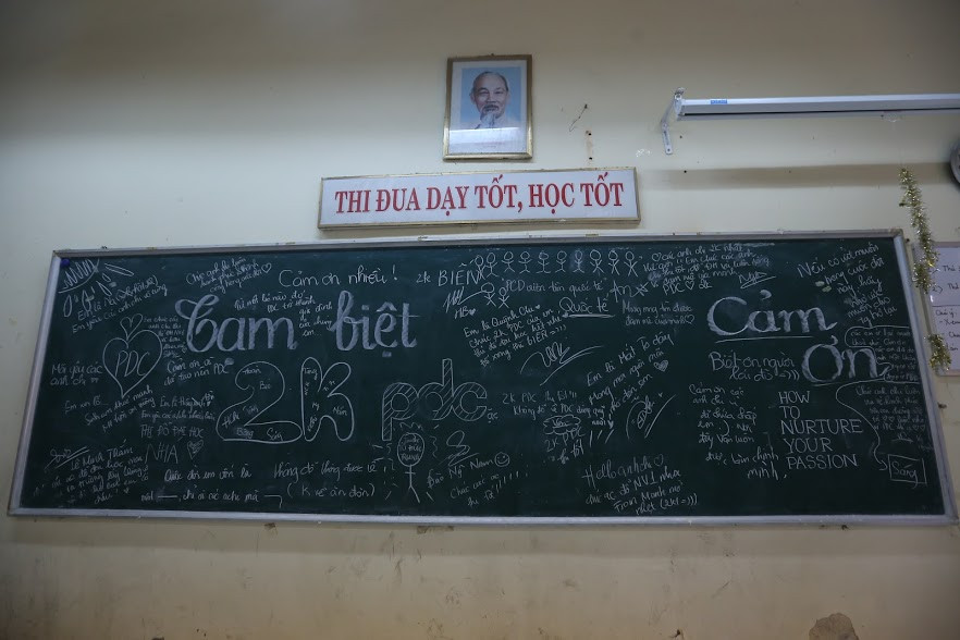Những tấm bảng thay vì những bài học hàng ngày, nay trở thành lưu bút của các lớp, để nhớ rằng ta đã đi qua những chặng đường đẹp nhất, vững tin tiếp tục bước đi trên con đường mình đã chọn.
