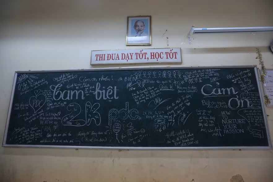 Những tấm bảng thay vì những bài học hàng ngày, nay trở thành lưu bút của các lớp, để nhớ rằng ta đã đi qua những chặng đường đẹp nhất, vững tin tiếp tục bước đi trên con đường mình đã chọn.