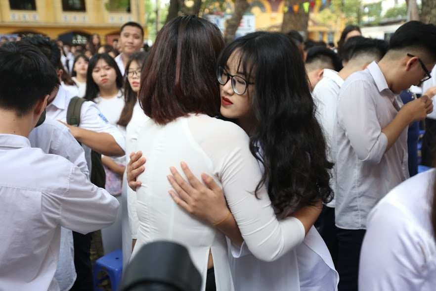 Không khí trở nên lặng thinh khi các bạn trẻ cảm nhận thời khắc phải xa nhau, xa mái trường với biết bao kỷ niệm đang đến rất gần.