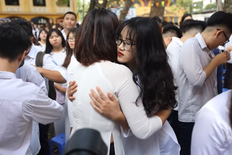 Không khí trở nên lặng thinh khi các bạn trẻ cảm nhận thời khắc phải xa nhau, xa mái trường với biết bao kỷ niệm đang đến rất gần.