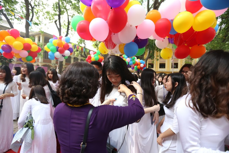 Khác với những buổi tập trung toàn trường sôi động như thường lệ, không khí sân trường sáng nay lắng đọng với những lời nhắn nhủ của thầy cô với những cô cậu học trò nhỏ cho bước đường tương lai.