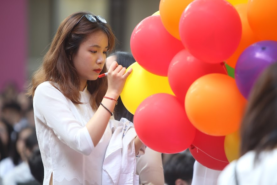 Ngày bế giảng của trường THPT Phan Đình Phùng không thể thiếu những dòng lưu bút, những lời chúc nhờ bong bóng truyền tải những yêu thương.