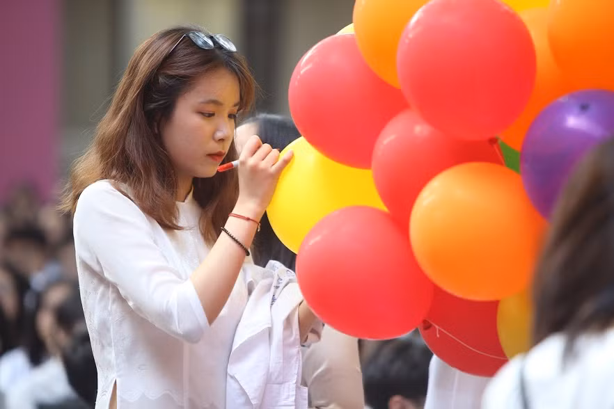 Ngày bế giảng của trường THPT Phan Đình Phùng không thể thiếu những dòng lưu bút, những lời chúc nhờ bong bóng truyền tải những yêu thương.