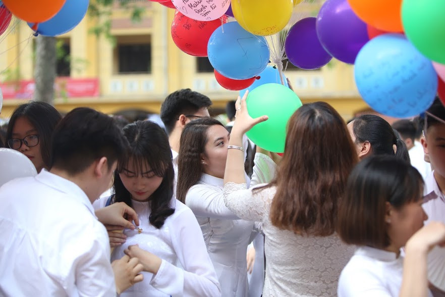 Trước giây phút chia tay, các bạn học sinh đã tranh thủ ghi lại những bức hình cùng những người bạn thân yêu của mình.