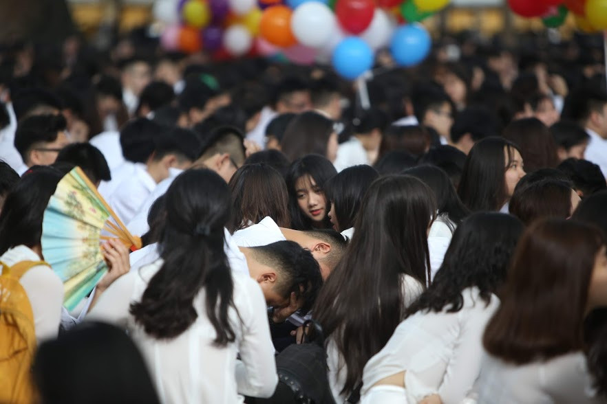 Những nụ cười, những lời chúc thi đỗ đạt, những giọt nước mắt chia xa mái trường dấu yêu là những cung bậc ngập cảm xúc tràn sân trường THPT Phan Đình Phùng trong ngày bế giảng