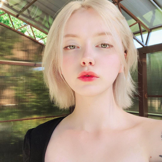 Maria trung thành với mái tóc nhuộm sáng màu cùng cách trang điểm nhẹ nhàng, đơn giản.