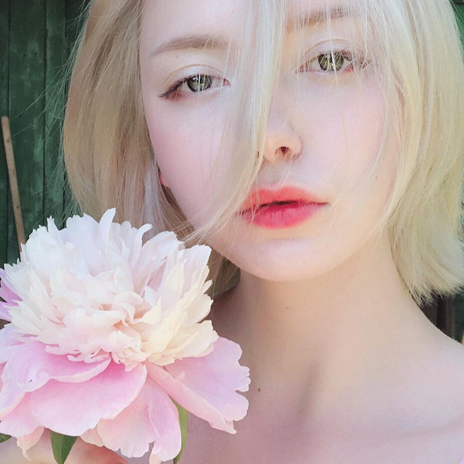  Cô gái người Nga xinh đẹp này&#x8; sở hữu tính cách rất nhẹ nhàng lãng mạn. Cô rất thích hoa, thích đọc sách về chiêm tinh học và đặc biết rất thích ngắm bình minh.