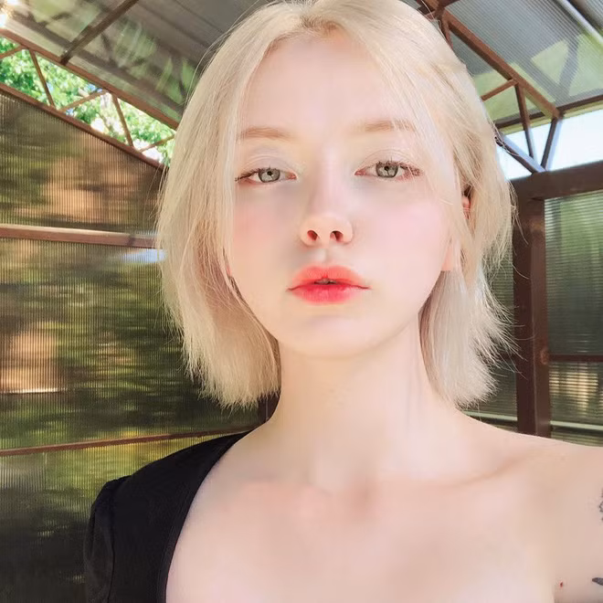 Maria trung thành với mái tóc nhuộm sáng màu cùng cách trang điểm nhẹ nhàng, đơn giản.