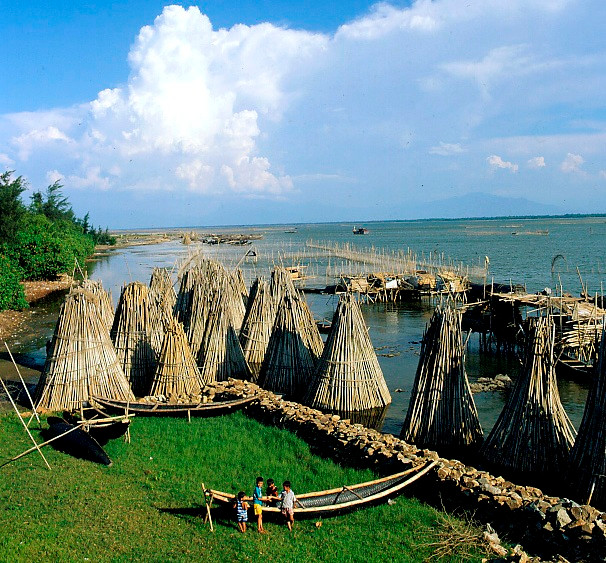 Chiều tà những đứa trẻ vùng sông nước lại nô đùa vui chơi và tắm biển trên phá. Chính vẻ đẹp hồn nhiên, vô tư đó đã tô điểm thêm cho Phá Tam Giang vẻ đẹp thơ mộng, sự thuần khiết mà ít nơi nào có được.