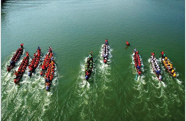 Mỗi năm 3 lần, người dân trong làng lại tổ chức lễ hội cầu Ngư, hoành tráng long trọng để cầu may mắn cho ngư dân và những vụ mùa của họ. Nếu may mắn đi phá Tam Giang vào mùa này, các bạn sẽ được tham gia lễ hội linh đình thích hết nấc luôn.