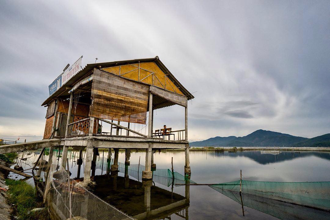 Du khách có thể xuôi dòng nước trên con thuyền nhỏ, thả hồn mình vào giữa khung cảnh thiên nhiên để cảm nhận một vùng trời nước đã từng đi vào thơ, ca, nhạc, hoạ.