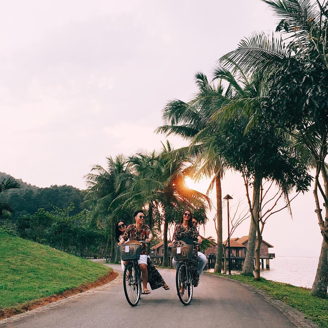 Thời gian gần đây, du lịch tại Phá Tam Giang bắt đầu phát triển hơn, rất nhiều resort có vị thế đẹp lung linh lưng tựa núi, mặt hướng đầm. Tới Phá Tam giang săn ảnh, sống ảo, nghỉ dưỡng thôi các bạn!