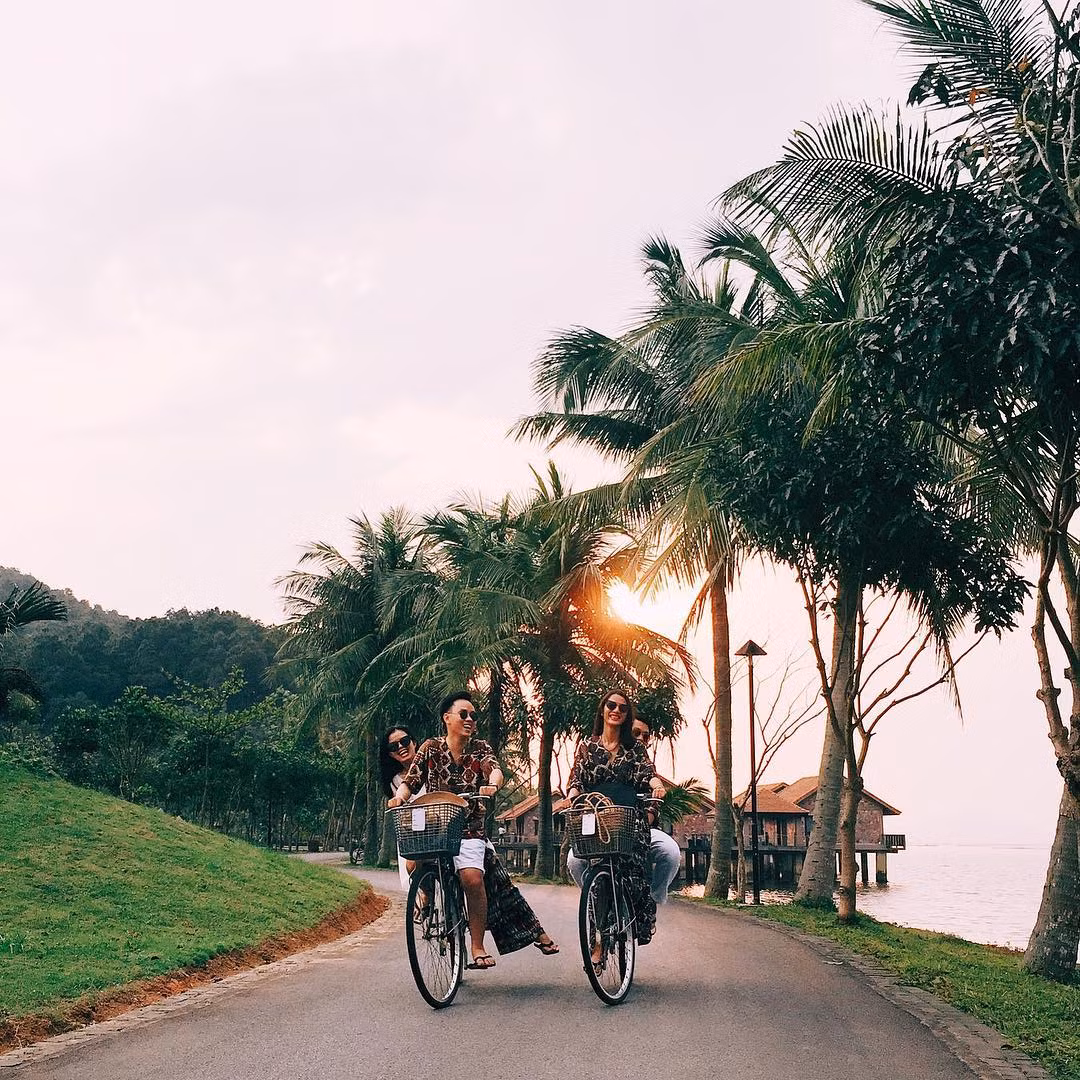 Thời gian gần đây, du lịch tại Phá Tam Giang bắt đầu phát triển hơn, rất nhiều resort có vị thế đẹp lung linh lưng tựa núi, mặt hướng đầm. Tới Phá Tam giang săn ảnh, sống ảo, nghỉ dưỡng thôi các bạn!