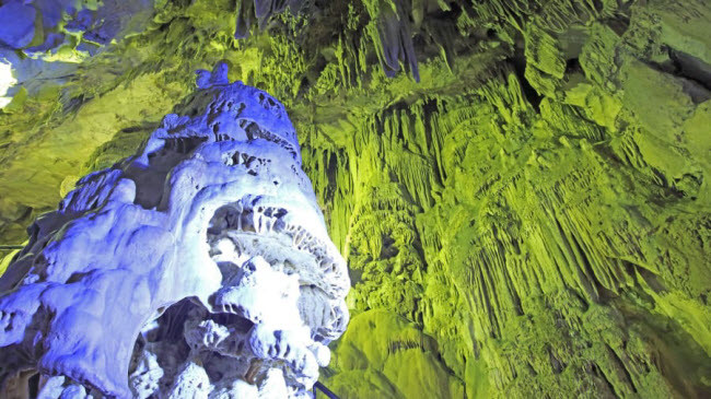 Abukuma-do, tỉnh Fukushima: Abukuma-do là hệ thống hang động đá vôi dài 3.000 m bên ngoài thành phố Tamura thuộc tỉnh Fukushima. Chỉ 600m của hang động được mở cửa để du khách khám phá và bạn phải mất 40 phút để đi qua đoạn hang động này.