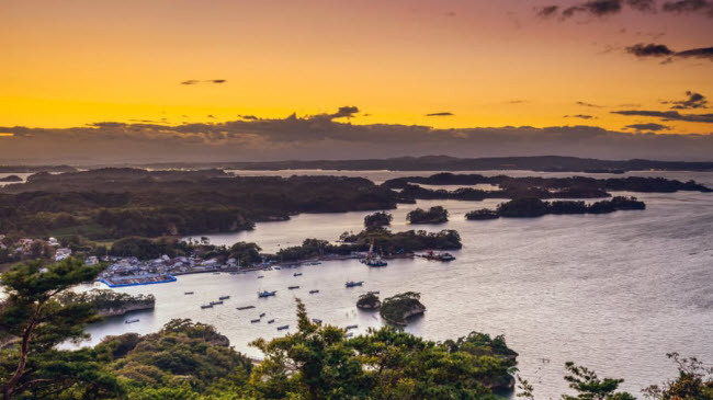 Matsushima Bay, tỉnh Miyagi: Khoảng 260 hòn đảo với nhiều kích cỡ khác nhau nằm rải rác khắp vịnh Matsushima Bay. Nơi đây được đánh giá là một trong 3 thắng cảnh đẹp nhất ở Nhật Bản.