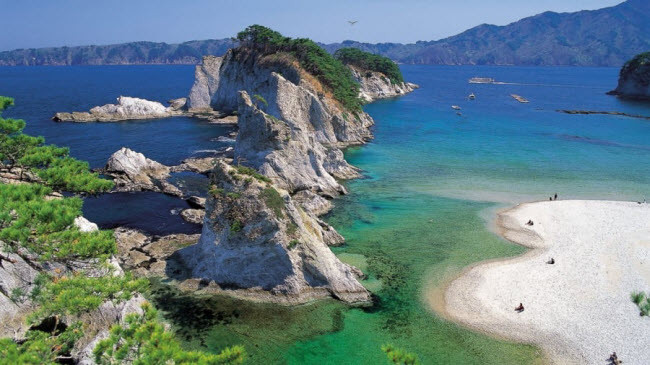 Bãi biển Jodogahama, tỉnh Iwate: Nằm trong vườn quốc gia Rikuchu Kaigan, bãi biển Jodogahama là một trong những vùng đất đẹp như ảo ảnh đẹp nhất Nhật Bản.