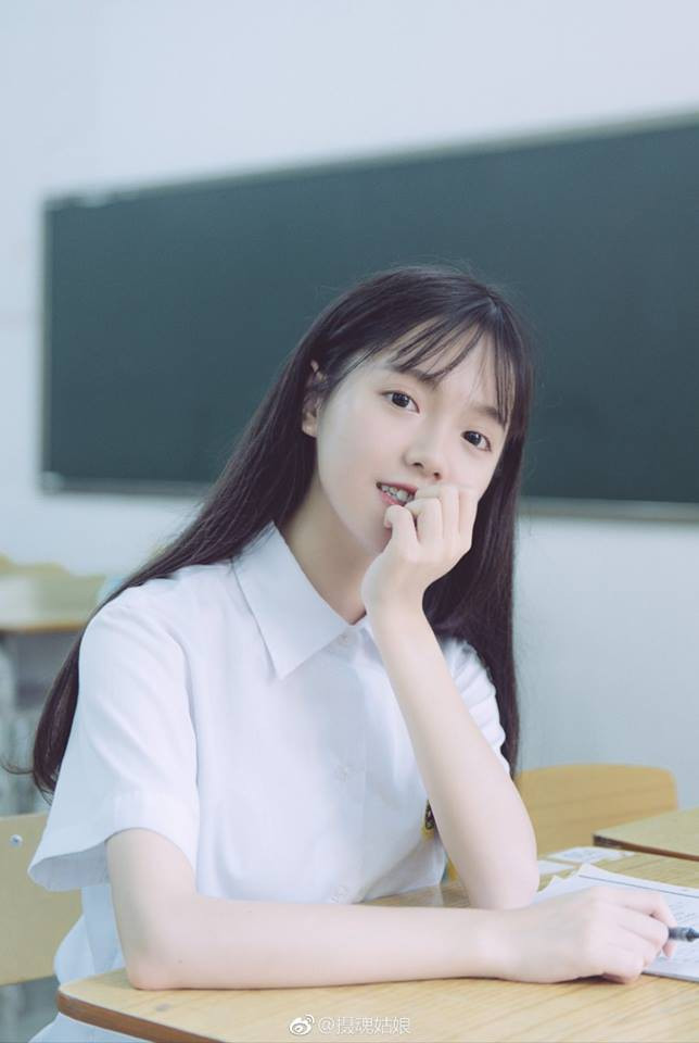 Nữ sinh sở hữu khuôn mặt nhỏ xinh, hài hoà cùng vóc dáng mảnh mai. Không màu mè, cầu kì, chỉ cần mặc đồng phục là cô bạn đã có thừa sức hút.