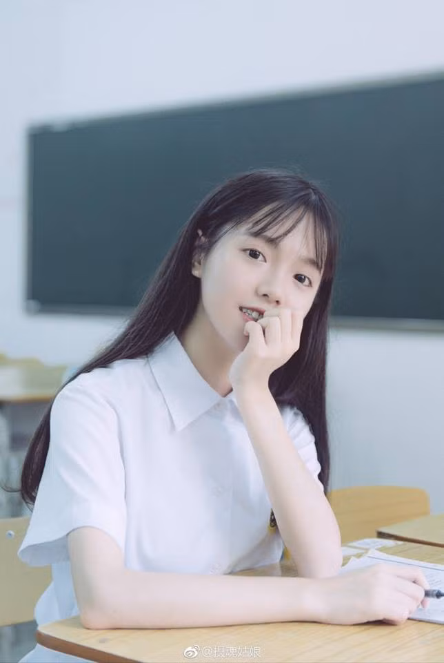 Nữ sinh sở hữu khuôn mặt nhỏ xinh, hài hoà cùng vóc dáng mảnh mai. Không màu mè, cầu kì, chỉ cần mặc đồng phục là cô bạn đã có thừa sức hút.