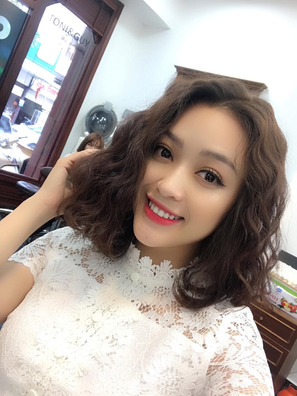 Khánh Chi hiện là người mẫu ảnh, diễn viên tự do và tham gia đóng TVC quảng cáo. Cô có gần 15.000 người theo dõi trên trang cá nhân. 9X vẫn duy trì công việc lễ tân, mẫu ảnh, chưa lấn sân sang showbiz.