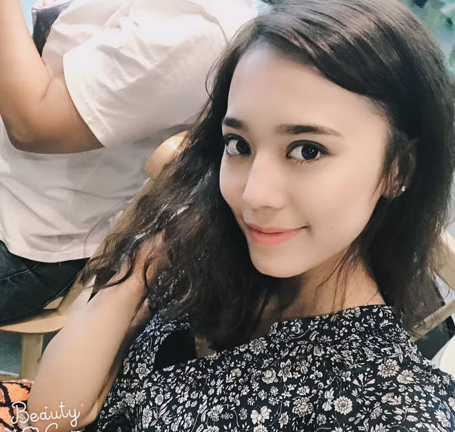 Nara sở hữu nét đẹp thanh thoát, gương mặt hài hòa với đôi mắt to tròn, có chiều sâu và cuốn hút. Bên cạnh đó, làn da trắng mịn màng cùng vóc dáng thanh mảnh khiến bao người ngưỡng mộ. Hơn thế cô nàng có nhiều điểm tương đồng khiến không ít người nhận định cô là "bản sao" của Địch Lệ Nhiệt Ba.