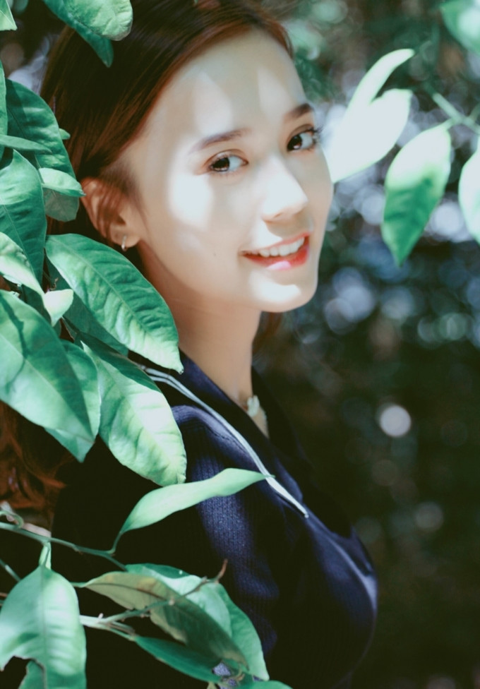 Nara là sinh viên năm nhất, Học viện Thương mại Vũ Hán, Trung Quốc. Điều khiến nhiều người ngạc nhiên là cô nàng cũng đến từ vùng đất Tân Cương - đồng hương với nữ diễn viên xinh đẹp Địch Lệ Nhiệt Ba.